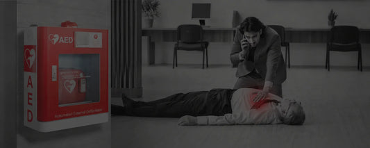 Fotografía de una persona llamando por teléfono mientras toca el torso de un hombre inconsciente en el suelo.