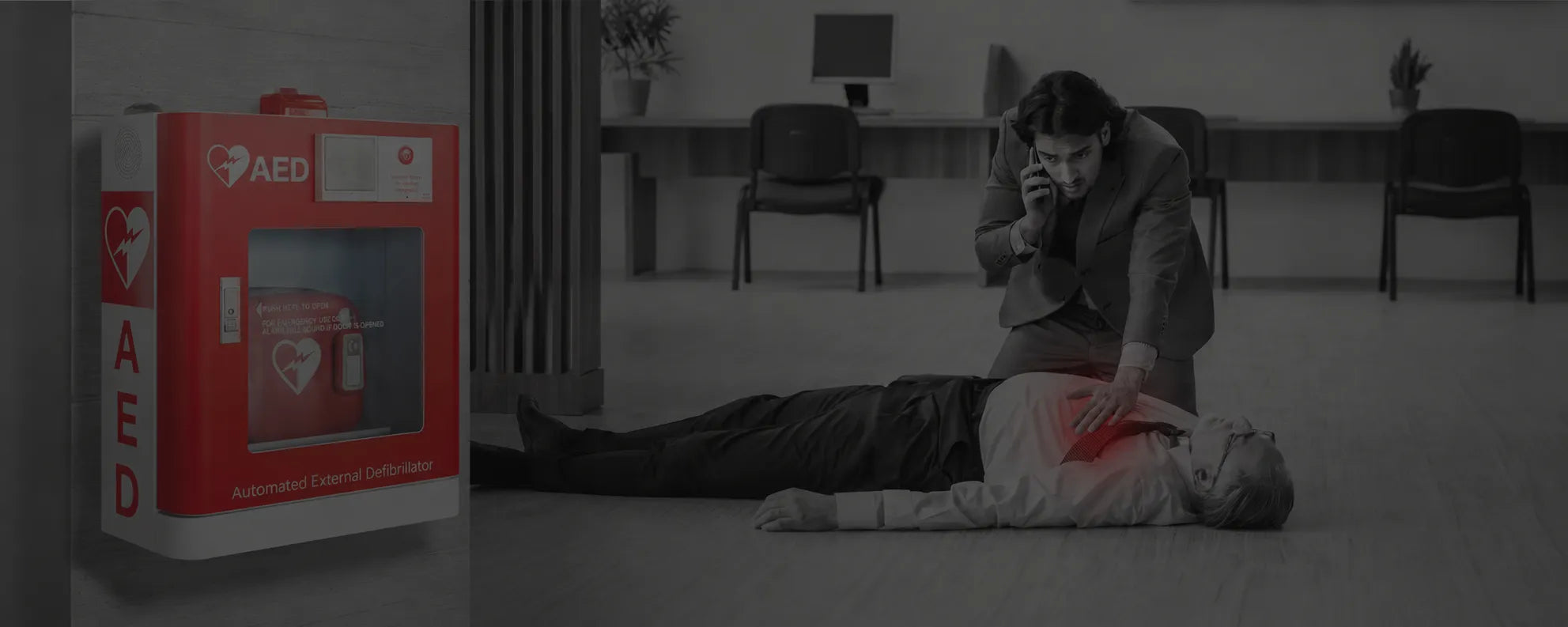 Fotografía de una persona llamando por teléfono mientras toca el torso de un hombre inconsciente en el suelo.