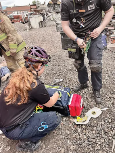 Equipo médico de emergencia: guía completa. Fotografía de una mujer de camisa negra atendiendo una emergencia.