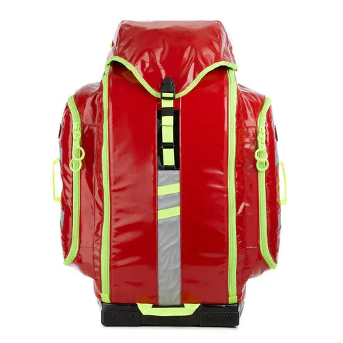 Fotografía de una mochila grande en color rojo con detalles verdes que sirve para llevar equipo médico de emergencia.
