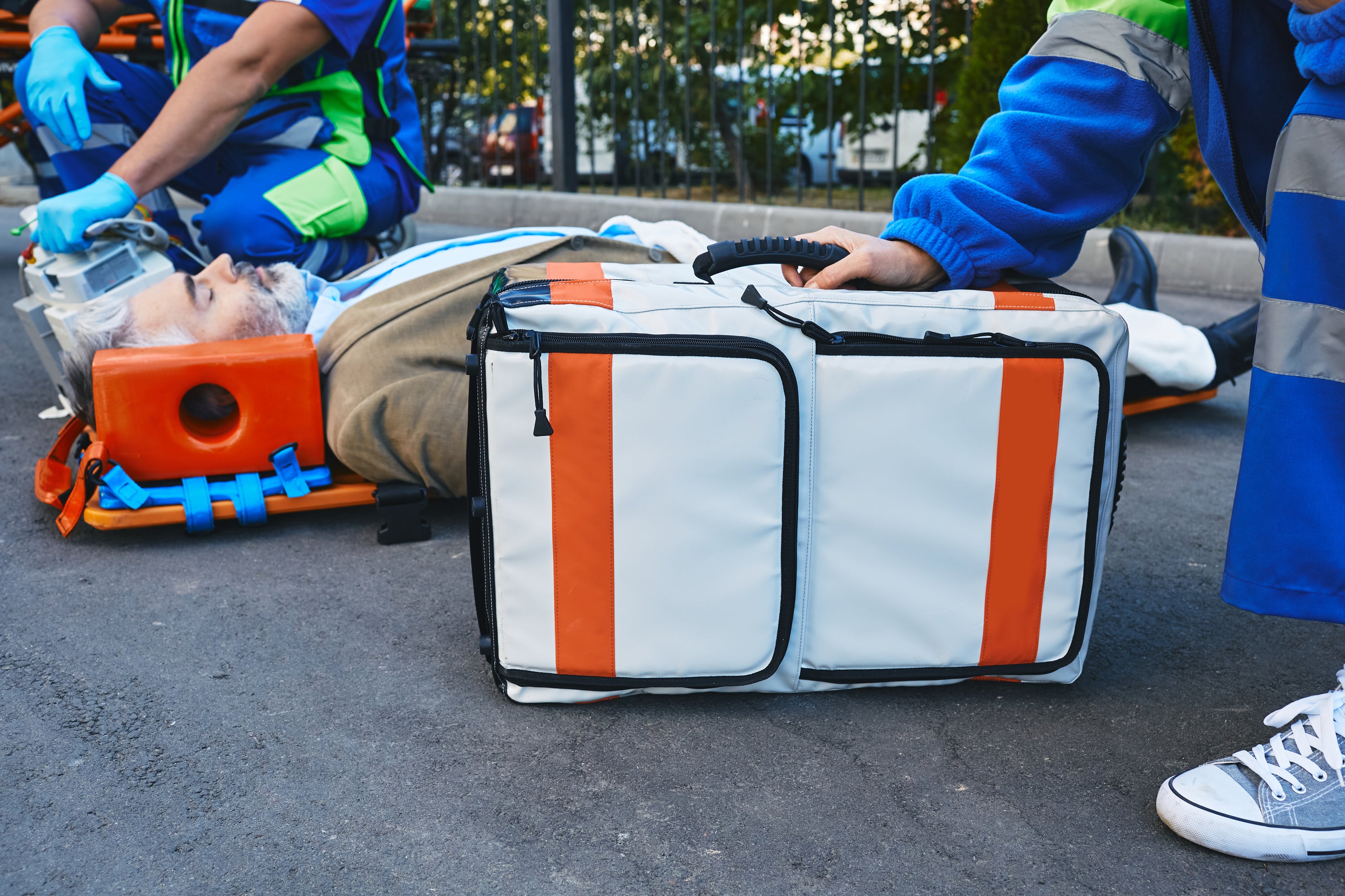 Fotografía de maletín color blanco con franjas color naranja que se usa para guardar y transportar kits de equipo de rescate.