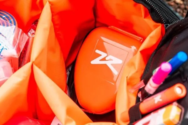 Fotografía de una mascarilla de RCP en un estuche triangular color naranja de la marca Zona de Rescate.